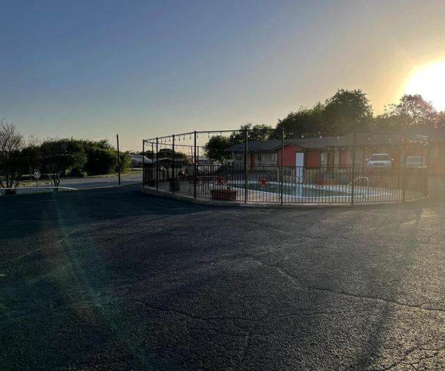 Glen Rose Inn & Suites Buitenkant foto